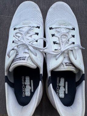 white athletic e Skechers GO WALK Slip-ins.